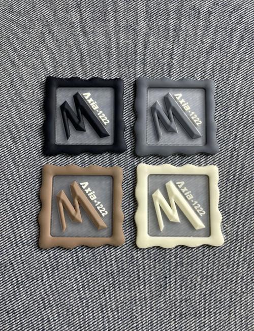 时尚服装上的创意软硅胶标设计